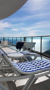 ベニドルムにあるLuxury apartment on the 40th floor with amazing viewsのヨットのテーブルと椅子のあるデッキ +18枚の写真