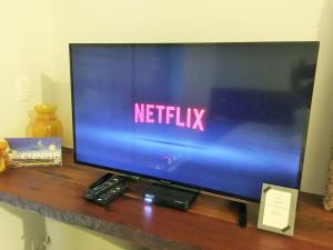 TV a/nebo společenská místnost v ubytování Latitude Lodge