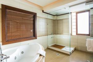 Koupelna v ubytování Cavo Seaside Suites