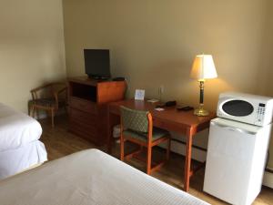 Postel nebo postele na pokoji v ubytování Nice Inn Edmonton