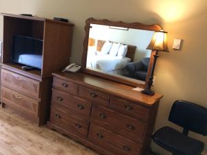 Postel nebo postele na pokoji v ubytování Nice Inn Edmonton