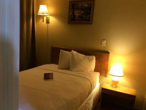 Postel nebo postele na pokoji v ubytování Nice Inn Edmonton