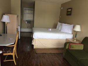 Postel nebo postele na pokoji v ubytování Nice Inn Edmonton