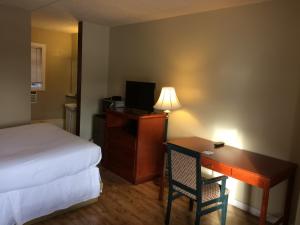 Postel nebo postele na pokoji v ubytování Nice Inn Edmonton