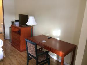 TV a/nebo společenská místnost v ubytování Nice Inn Edmonton