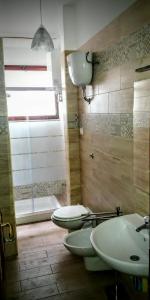 ガリポリにあるB&B Delfis IIのバスルーム(洗面台2台、バスタブ付)、窓が備わります。