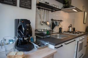 una cucina con mixer su un bancone accanto a un lavandino di Style And Room a Napoli