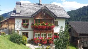 una casa con flores en la parte delantera en Lüch dl Chessl - Kesslhof, en San Martino in Badia