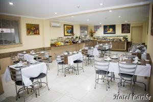 Hotel Caribe tesisinde bir restoran veya yemek mekanı