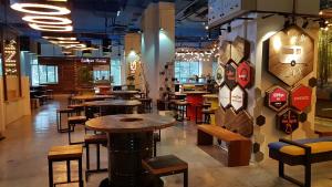 - un restaurant avec des tables et des chaises dans une salle dans l'établissement D'Kroll Utropolis Glenmarie Studio Suite, à Shah Alam