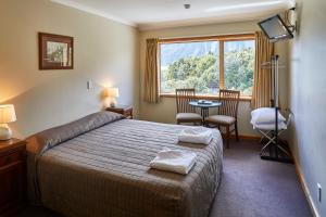 Tempat tidur dalam kamar di Aoraki Mount Cook Alpine Lodge