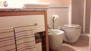 ein Badezimmer mit einem WC und einem Waschbecken mit Handtüchern in der Unterkunft Suite Pantano5 in Mailand