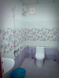 La salle de bains est pourvue de toilettes et d'une baignoire. dans l'établissement White Shore Beach Homestay, à Alappuzha