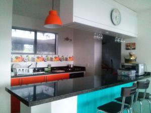 Kuchyň nebo kuchyňský kout v ubytování Condominio Girardot Resort