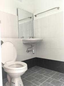 La salle de bains est pourvue de toilettes et d'un lavabo. dans l'établissement Rung ChiangRai Resort, à Chiang Rai
