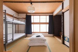 野沢温泉村にあるカイヤ ノザワの二段ベッドが2つと窓のある部屋