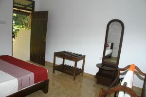 Letto o letti in una camera di Nethmi Homestay
