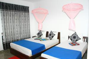 Letto o letti in una camera di Nethmi Homestay