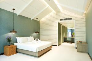 a bedroom with a large white bed in a room at Garden Sea View Resort in North Pattaya +83 photos