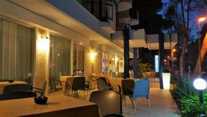 A restaurant or other place to eat at Hotel Canasta