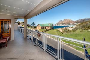 balcón con vistas al océano en 15 On Penguin Guesthouse, en Simonʼs Town
