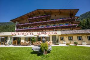 um edifício com uma placa que diz Natürlich Alphabeck em Naturhotel Alpenblick em Maurach