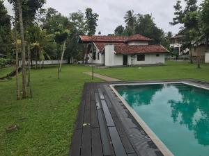 una piscina frente a una casa en Villa Indrasiriya, en Ahangama