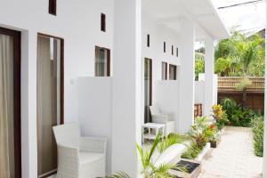 a white house with white chairs and plants at Mahi Mahi House in Nusa Lembongan