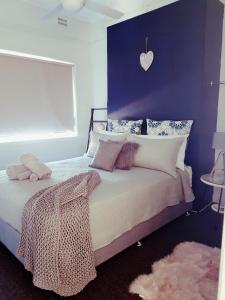 Un pat sau paturi într-o cameră la Livy Lou's Cottage