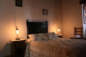 um quarto com uma cama com dois candeeiros em La Casa de Mis Padres em El Pinar del Hierro