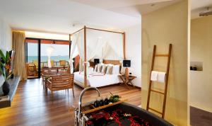 Voodi või voodid majutusasutuse Hansar Samui Resort & Spa - SHA Extra Plus toas