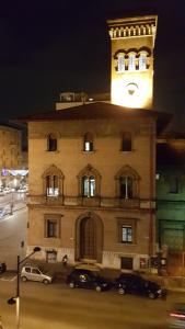 ボローニャにあるAppartamento "San Petronio"" Residenze del Podestà - Centro Bologna & Stazioneの時計塔のある建物