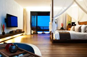 Televiisor ja/või meelelahutuskeskus majutusasutuses Hansar Samui Resort & Spa - SHA Extra Plus