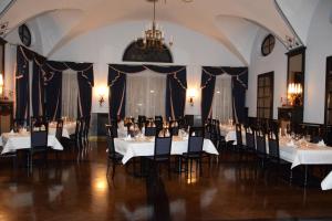Reštaurácia alebo iné gastronomické zariadenie v ubytovaní Hotel Goldener Hirsch