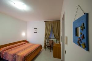 ヴァラッツェにあるGenovese al Mareのベッドルーム1室(ベッド1台、デスク、椅子付)