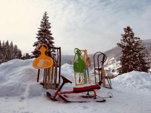 スラブスクにあるChalet Filvarokの木の横の雪の中にあるスキー板 +79枚の写真