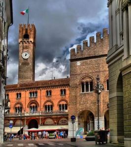 特雷維索的住宿－Holiday Treviso Suite LOMBARDI，一座带钟楼的大型砖砌建筑