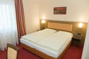 a bedroom with a large bed and a desk and a bed sidx sidx sidx at Grand Hotel Dream Main City Center in Frankfurt +20 photos