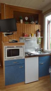 A kitchen or kitchenette at Ferienhaus Weiser
