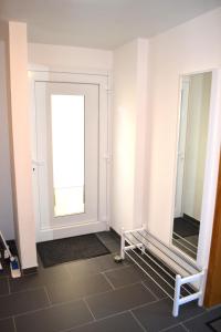 a bathroom with a large mirror and a mirror at 2x Monteurwohnung 1x 2 kleine Einzelzimmer 1x Doppelbett und Schlafcouch im Wohnbereich in Siegen