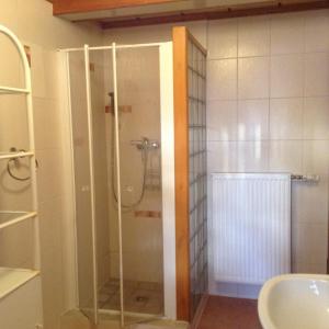 y baño con ducha y lavamanos. en Ferienwohnung Dietlinde, en Bad Blankenburg