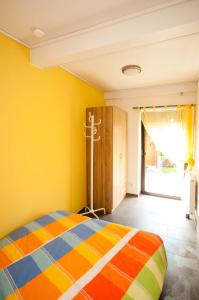 a bedroom with a colorful bed in a room at Haus Seestern in Kalkar