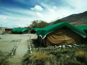 斯潘格米克Pangong Delight Camps and Cottages的山地的帐篷