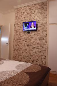 A television and/or entertainment centre at Ildikó Apartman