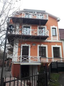 un edificio naranja con un balcón en la parte superior. en SWEET hostel, en Vínnytsia