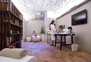 TV a/nebo společenská místnost v ubytování Palazzo Leopoldo Dimora Storica & Spa