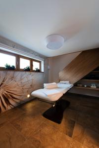 um quarto com uma cama no canto de um quarto em Wellness & Spa Boutique Hotel Villa Memories em Fryšták