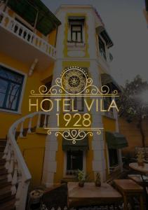 地拉那的住宿－Hotel Vila 1928，建筑一侧的酒店标志