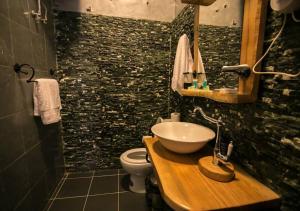 un bagno con lavandino e WC di Hotel Vila 1928 a Tirana Altre 46 foto
