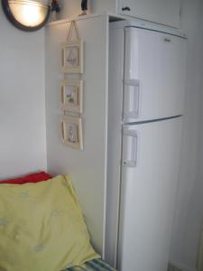 レ・サ​​ーブル・ドロンヌにあるSémaphoreの冷蔵庫付きのキッチン、壁の絵画